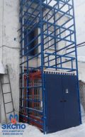 Грузовой подъемник в готовую лифтовую шахту фотография